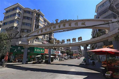 东岳广场2室2厅1卫66万78.8m2简单装修，证满两年